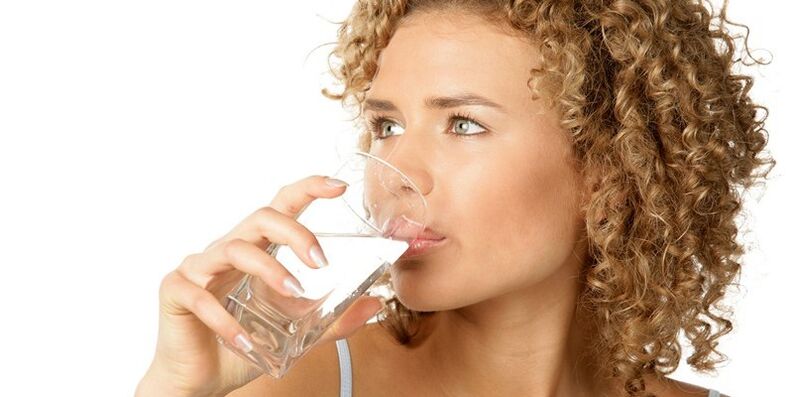 Con una dieta da bere, oltre ad altri liquidi, è necessario consumare 1, 5 litri di acqua purificata