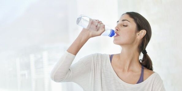 Per perdere peso velocemente, devi bere almeno 2 litri di acqua ogni giorno. 