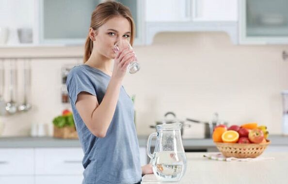 Bevi acqua prima dei pasti per perdere peso con una dieta pigra