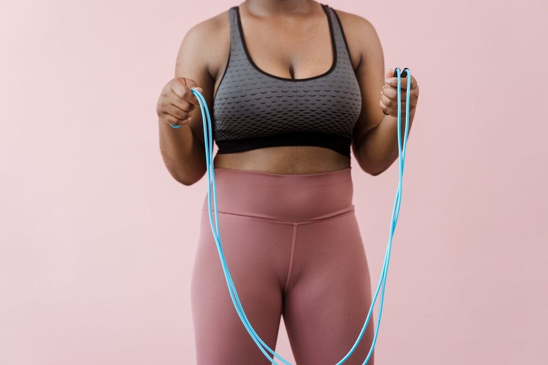 Saltare la corda è un allenamento cardio che può aiutarti a perdere peso nella zona addominale