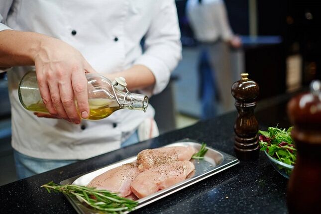 Mangiare pollo e olio d'oliva come parte di una dieta chetogenica